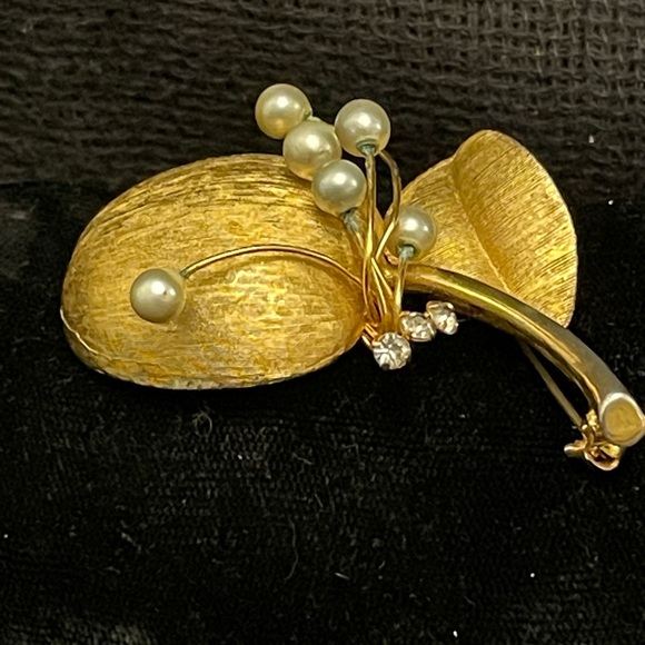 VINTAGE RICHELIEU GOLD TONE BROOCH/PIN APPLE WITH PEARLS & RHINESTONES! - Picture 3 of 9